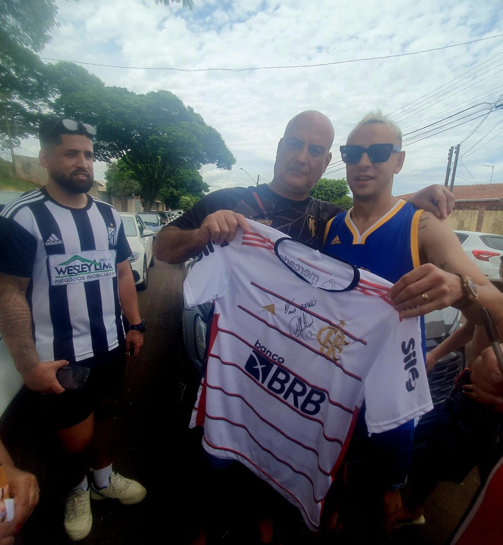 Rafinha tira foto com torcedor do Flamengo em Londrina — Foto: Rodrigo Saviani/ge