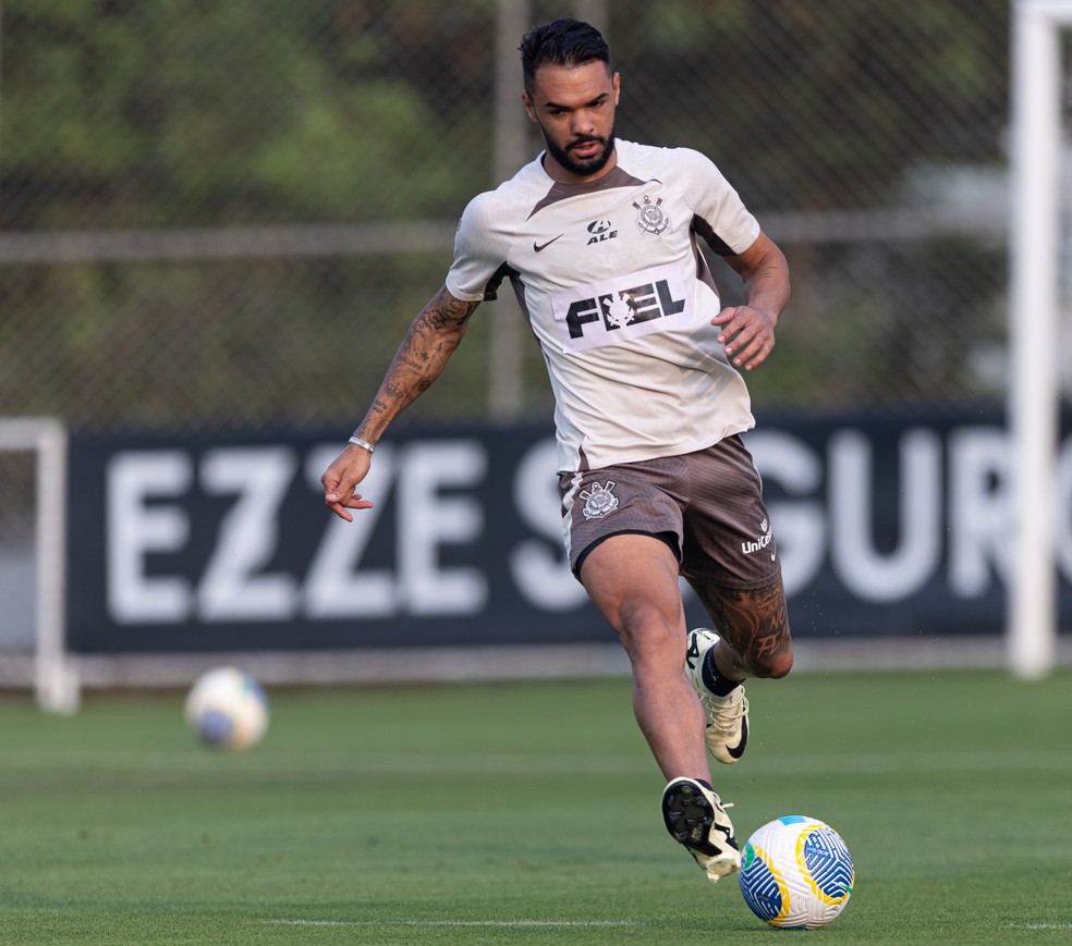 Raniele, do Corinthians, em treino no CT Joaquim Grava — Foto: Rodrigo Coca/Ag. Corinthians
