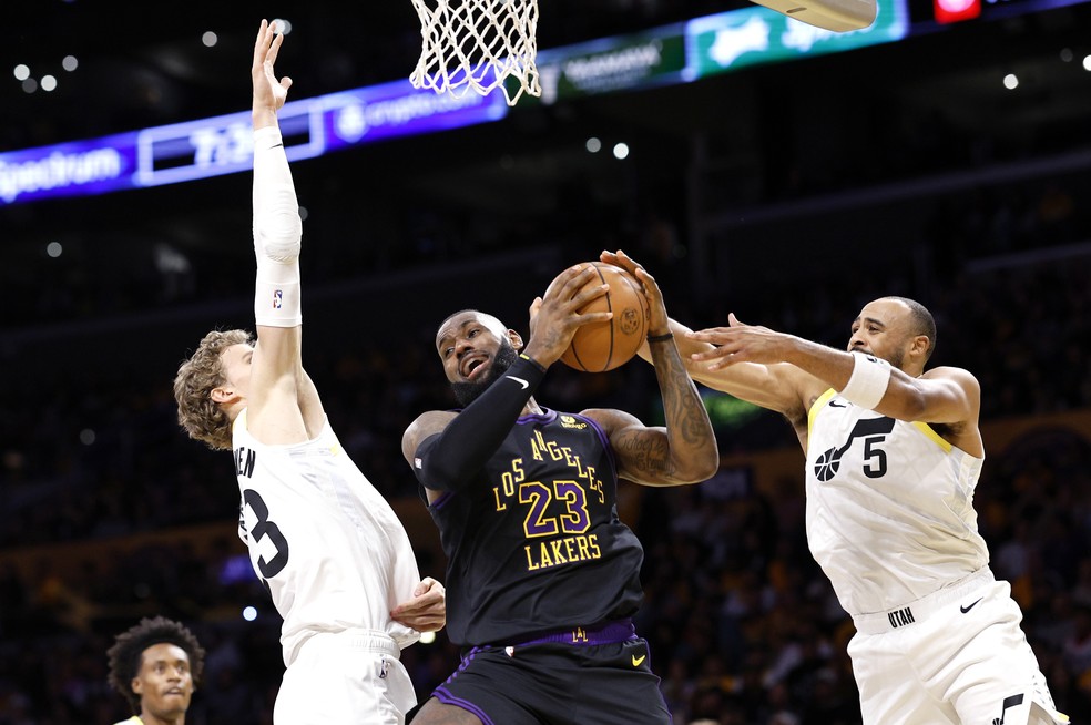 LeBron James em ação pelo Lakers contra o Jazz — Foto: Getty Images