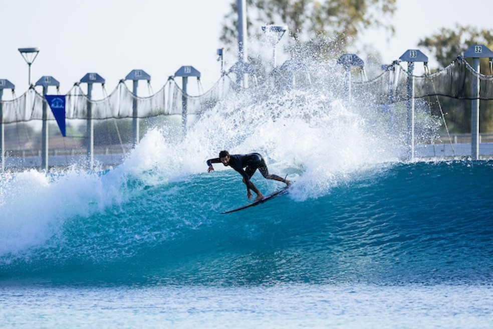 Filipe Toledo curte folga do Mundial de Surfe ao lado da namorada grávida -  Fotos - R7 Mais Esportes