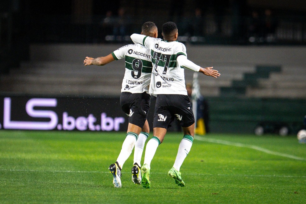 Gustavo Coutinho e Iury Castilho comemoram gol do Coritiba