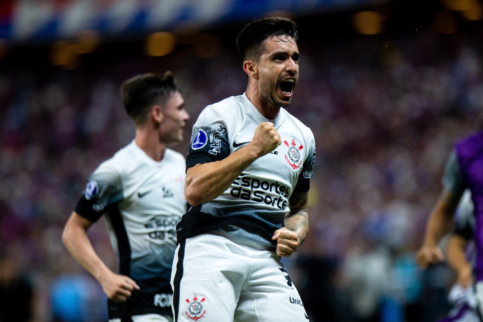 Coronado comemora gol do Corinthians contra o Fortaleza — Foto: Thiago Gadelha / AFP