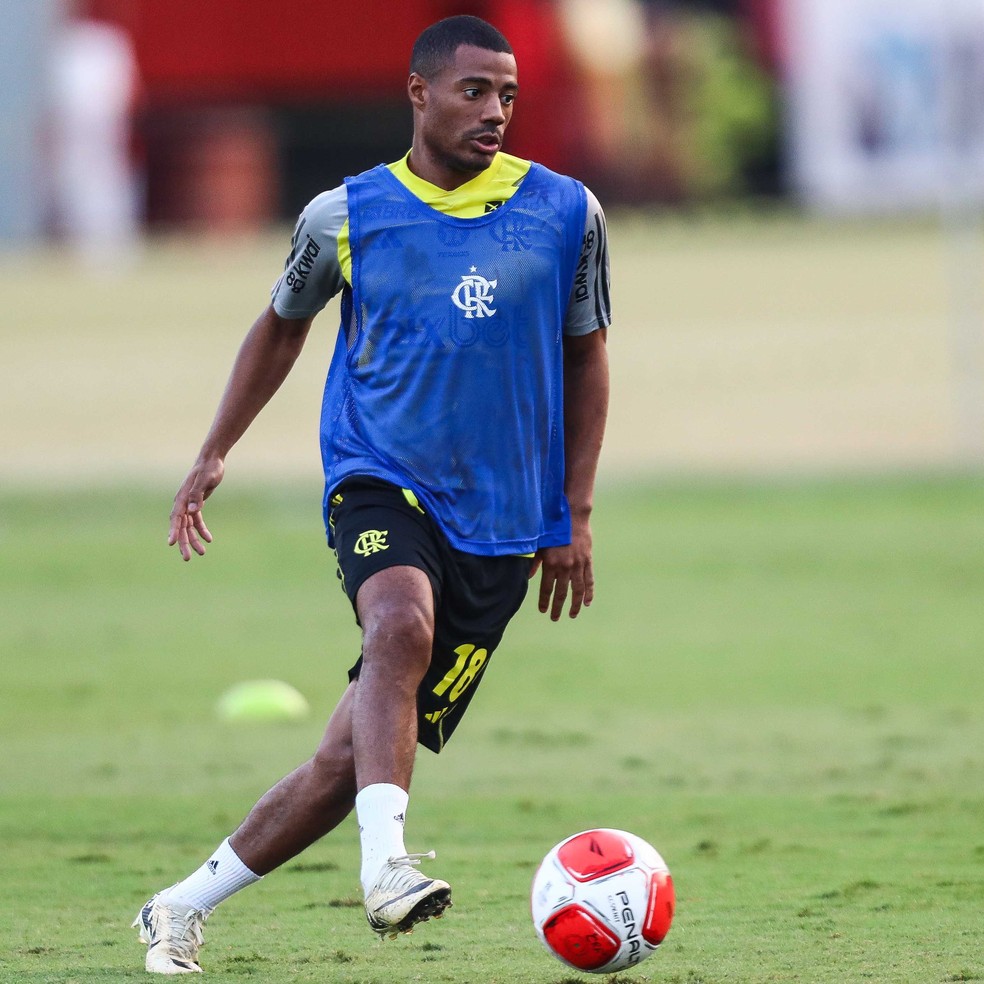 De la Cruz em ação no treino desta quinta-feira — Foto: Gilvan de Souza / CRF