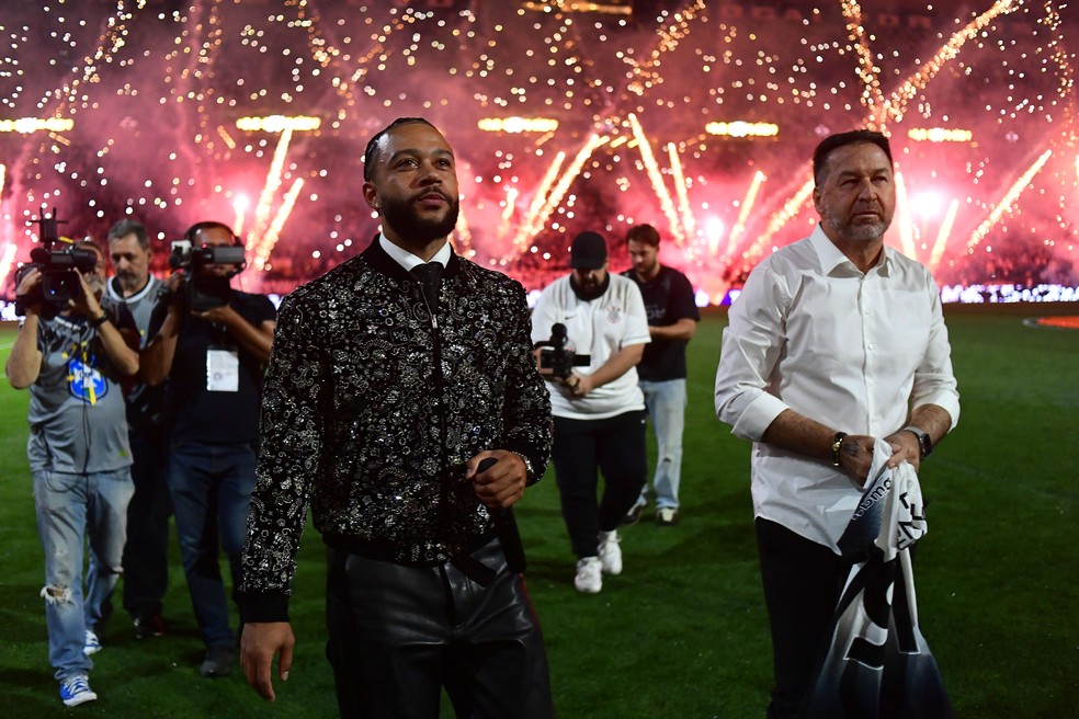 Memphis Depay é apresentado como reforço do Corinthians ao torcedores — Foto: Marcos Ribolli