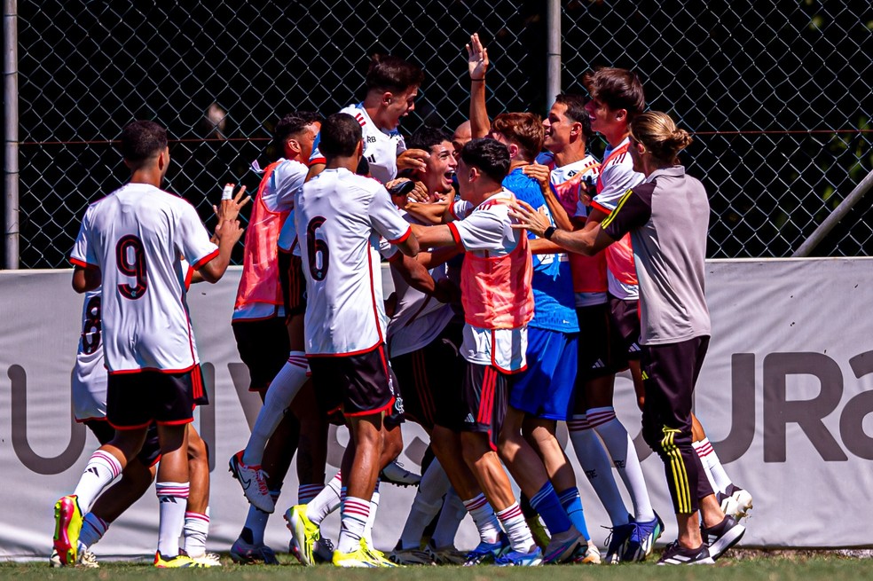 Flamengo sub-17 comemora golaço de Pablo do meio-campo — Foto: Paula Reis / Flamengo