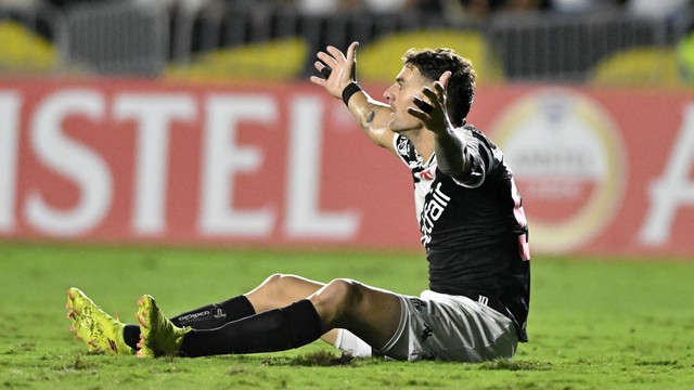 Pablo Vegetti gesticula sentado no gramado em Vasco x Lanús