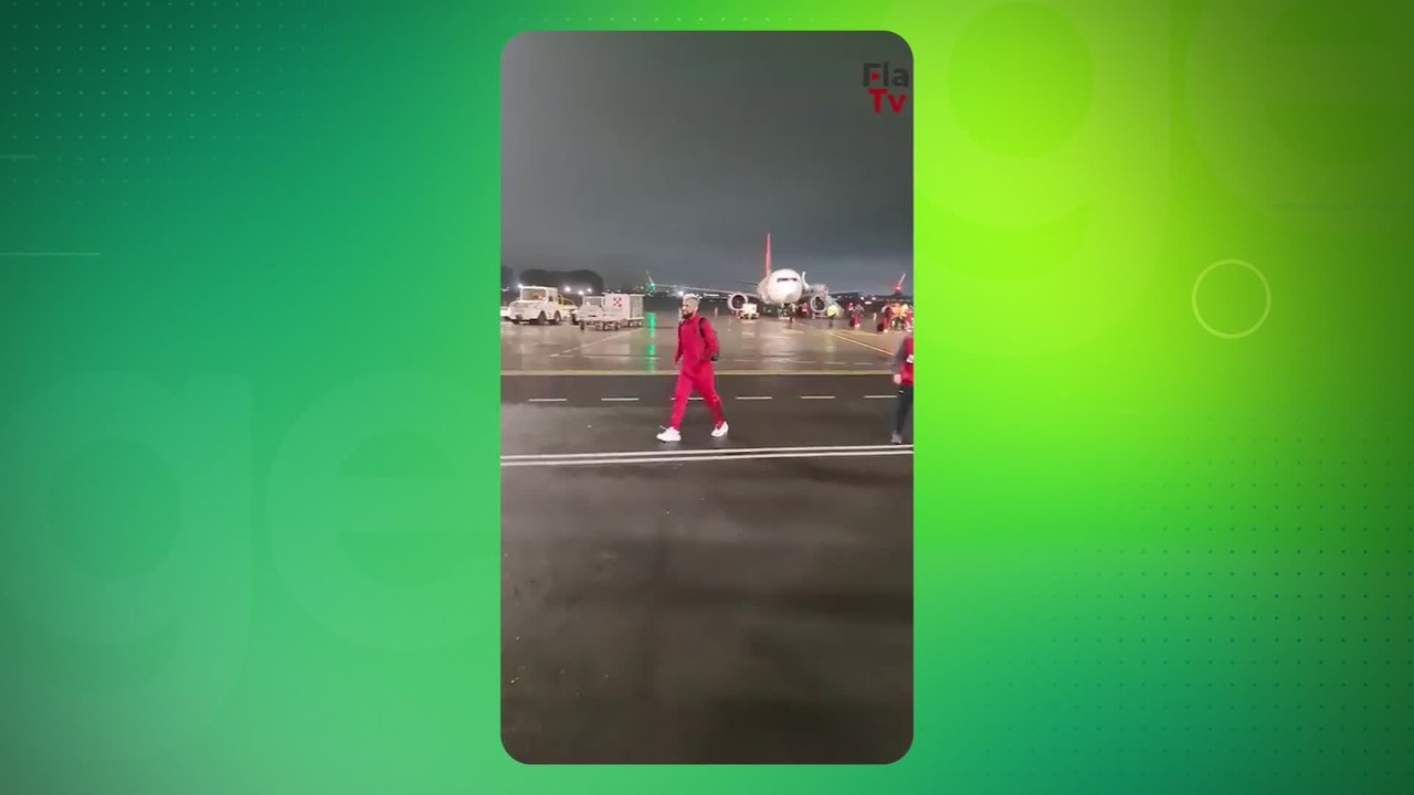 Vidal &eacute; muito festejado em chegada do Flamengo ao Chile