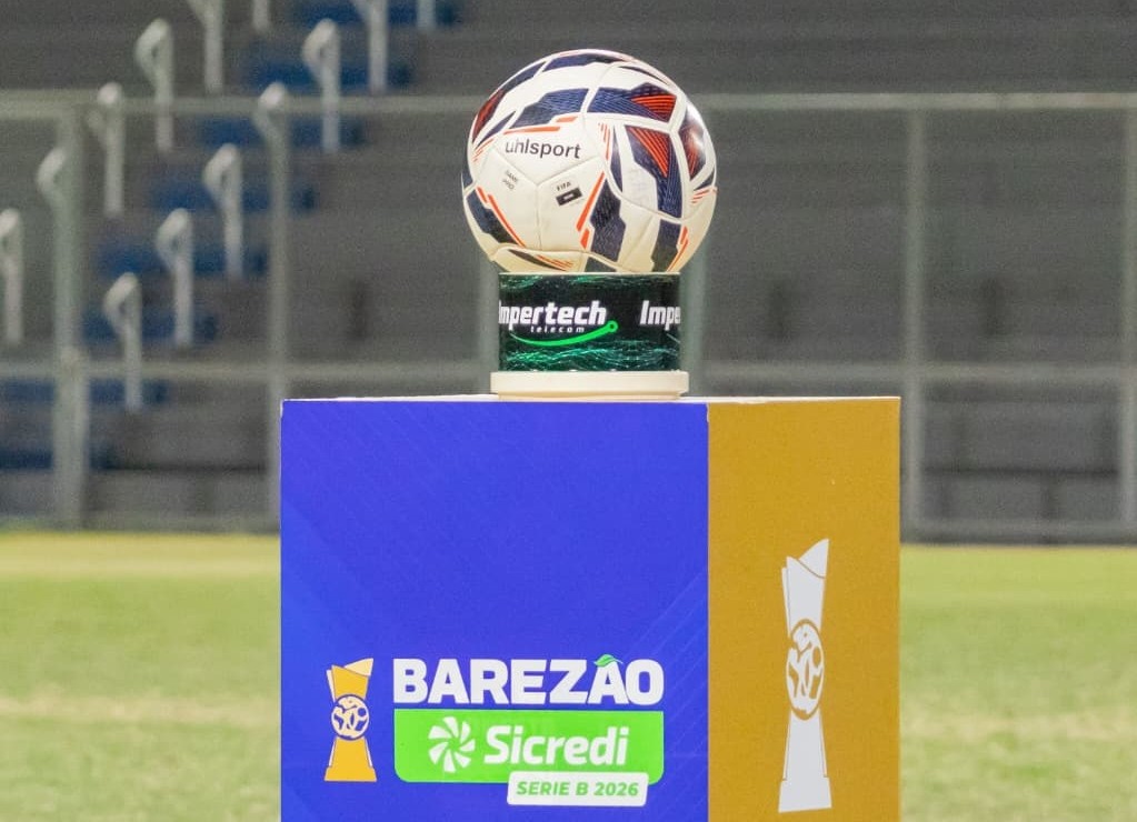 Estádio Carlos Zamith durante partida de futebol com torcedores ao fundo