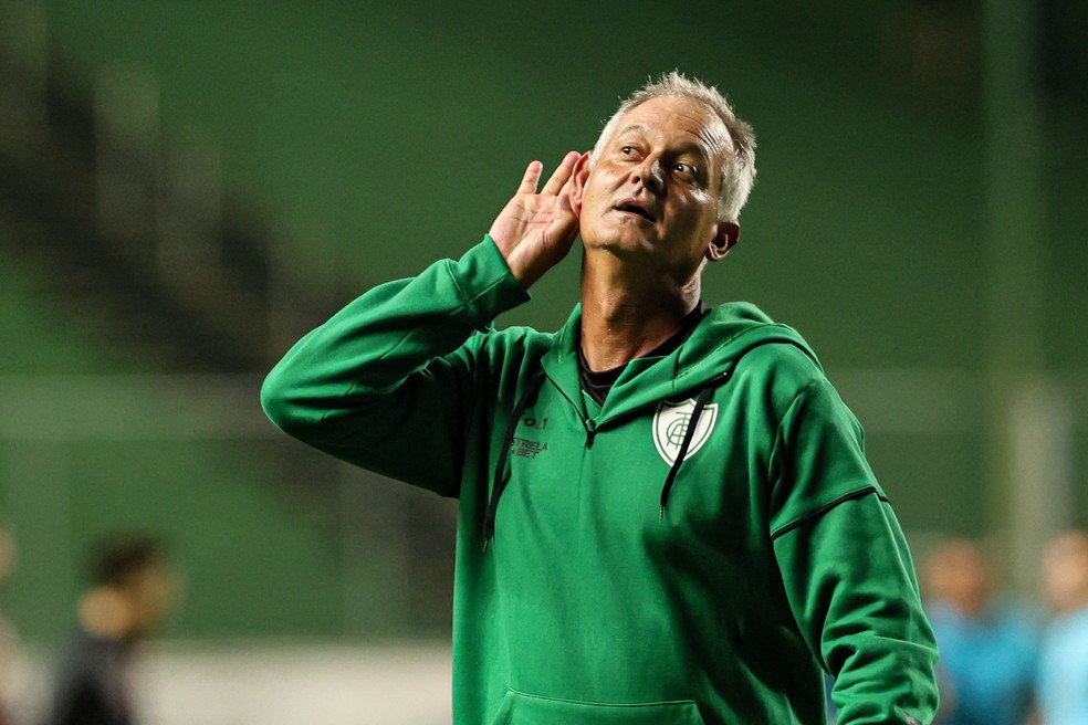 Depois de provocações, Lisca faz afago na torcida do Sport: "O amor e o  ódio estão muito próximos" | futebol | ge