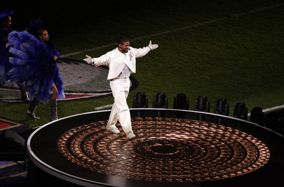 Usher entra no palco durante show do intervalo do Super Bowl LVIII — Foto: REUTERS/Mike Blake