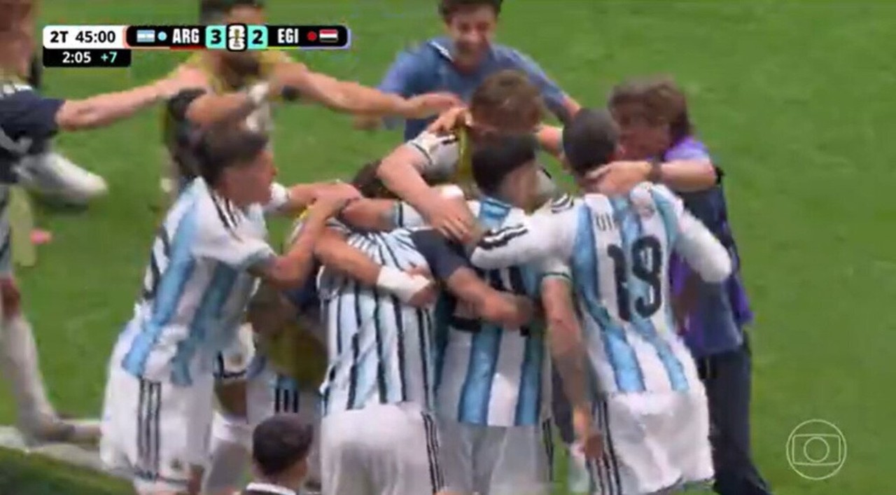 Cano, Castillo e Lucho Acosta comemoram virada da Argentina na Copa do Mundo durante festa na piscina