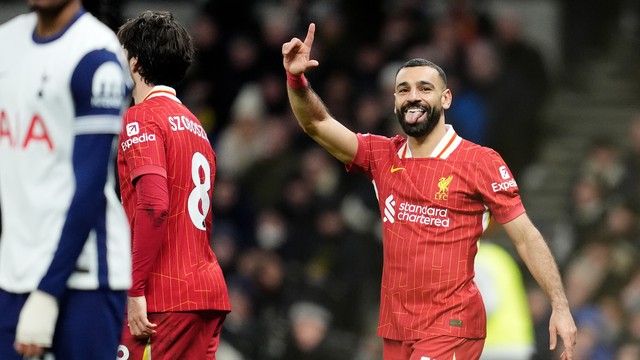 Artilheiro do Campeonato Inglês, Salah comemora um dos gols contra o Tottenham