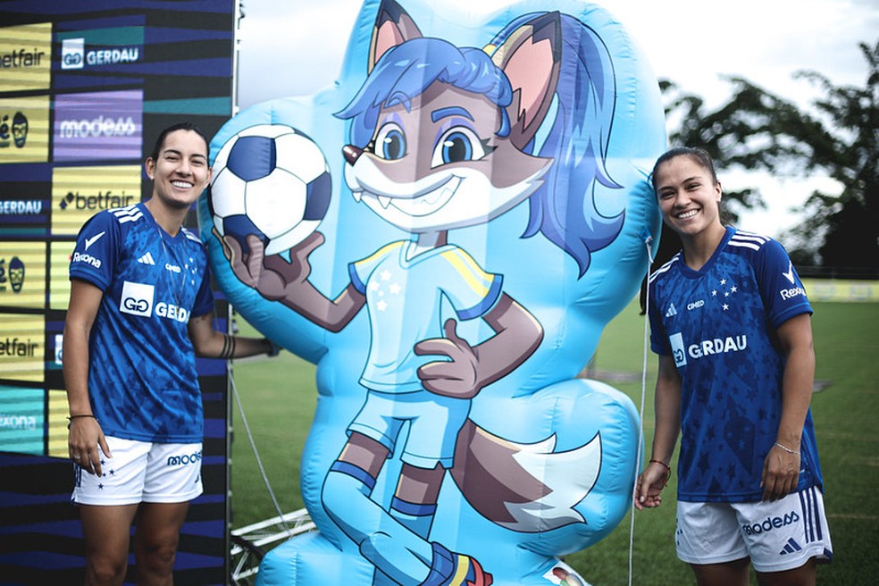 Fabi Sandoval e Limpia Fretes com a nova mascote do Cruzeiro — Foto: Gustavo Martins/ Cruzeiro