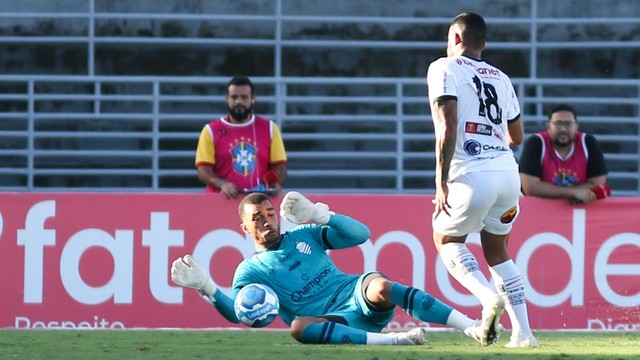  Mariotto dribla Dalberson e abre o placar para o Botafogo-PB