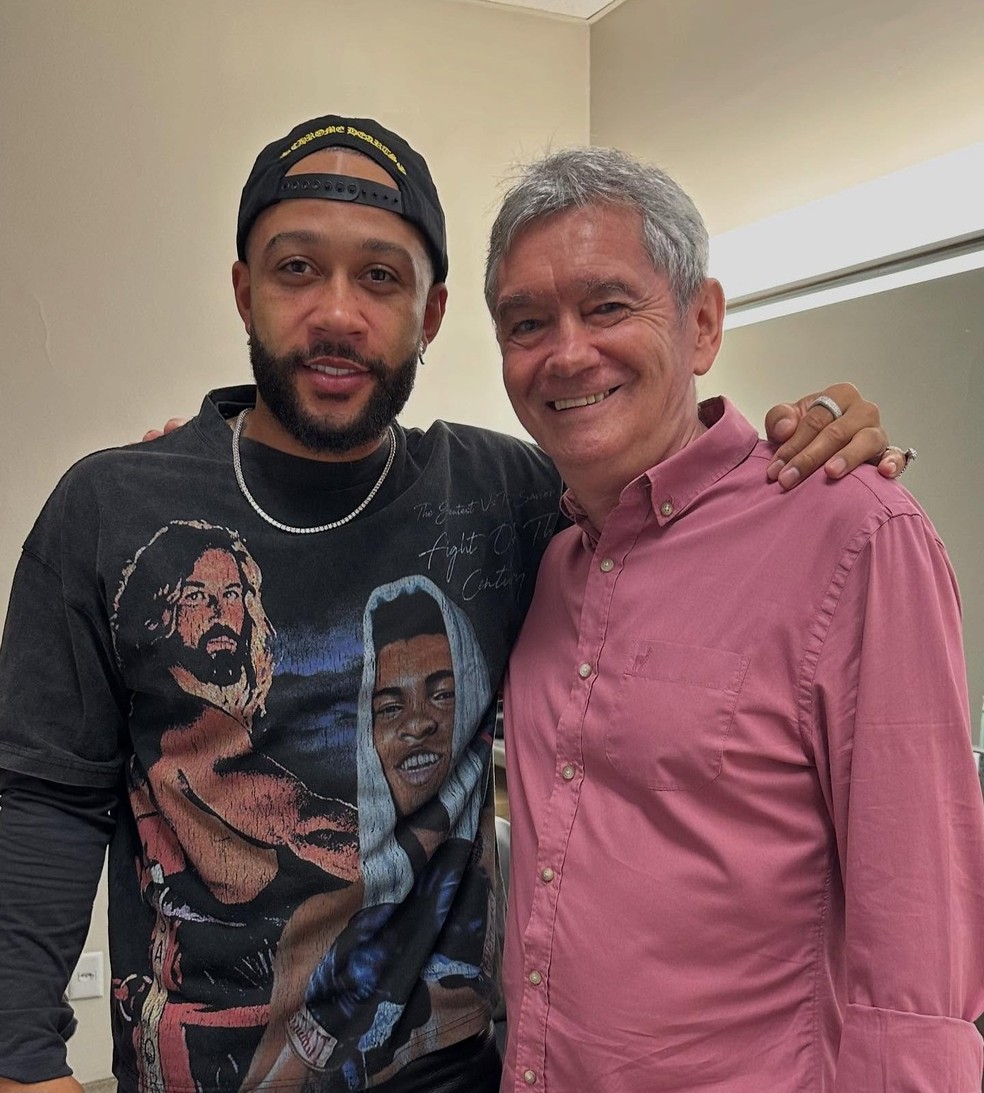 Memphis Depay e Serginho Groisman nos bastidores do Altas Horas — Foto: Divulgação