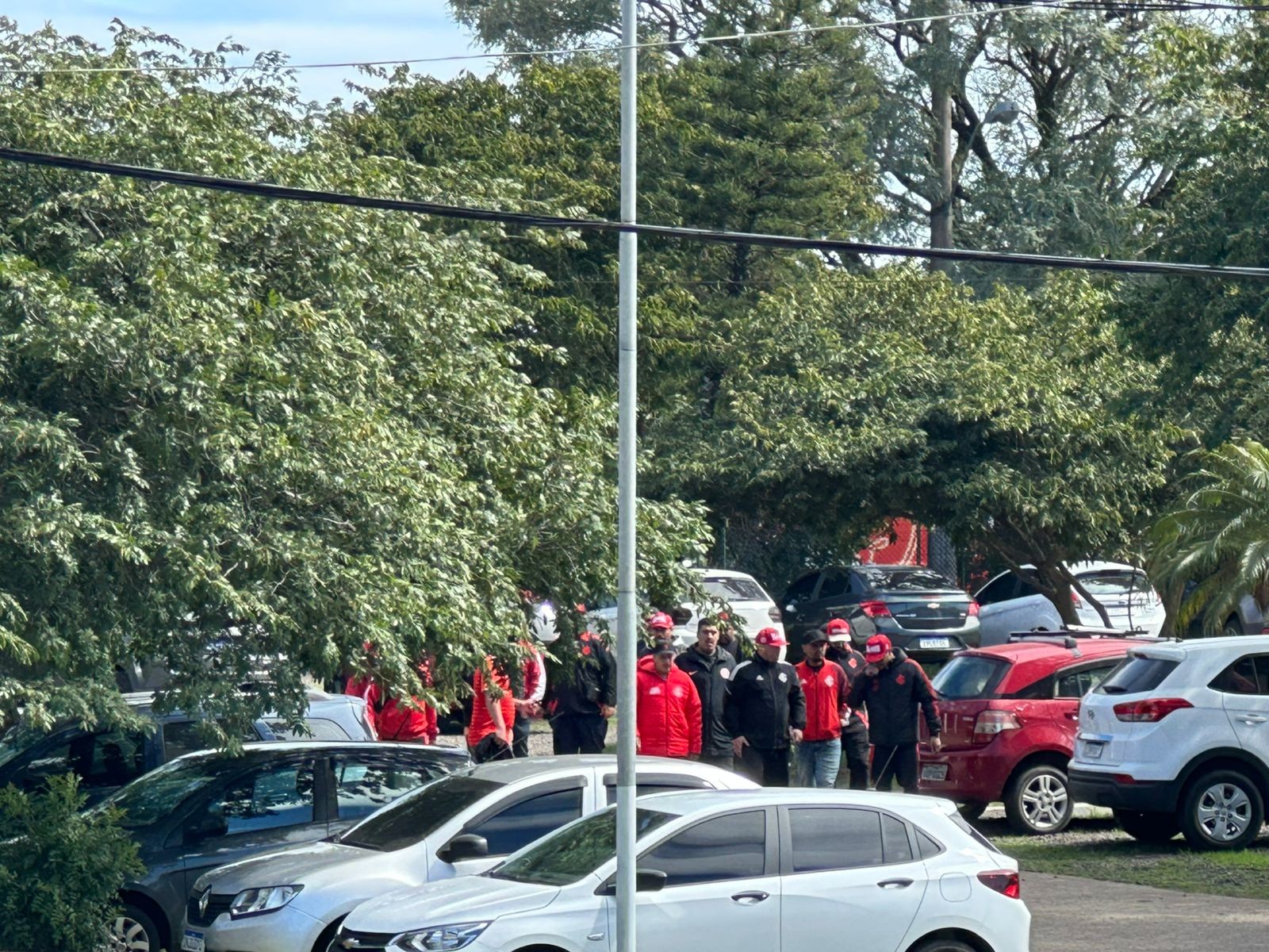 Torcedores do Inter têm reunião no CT; veja imagens