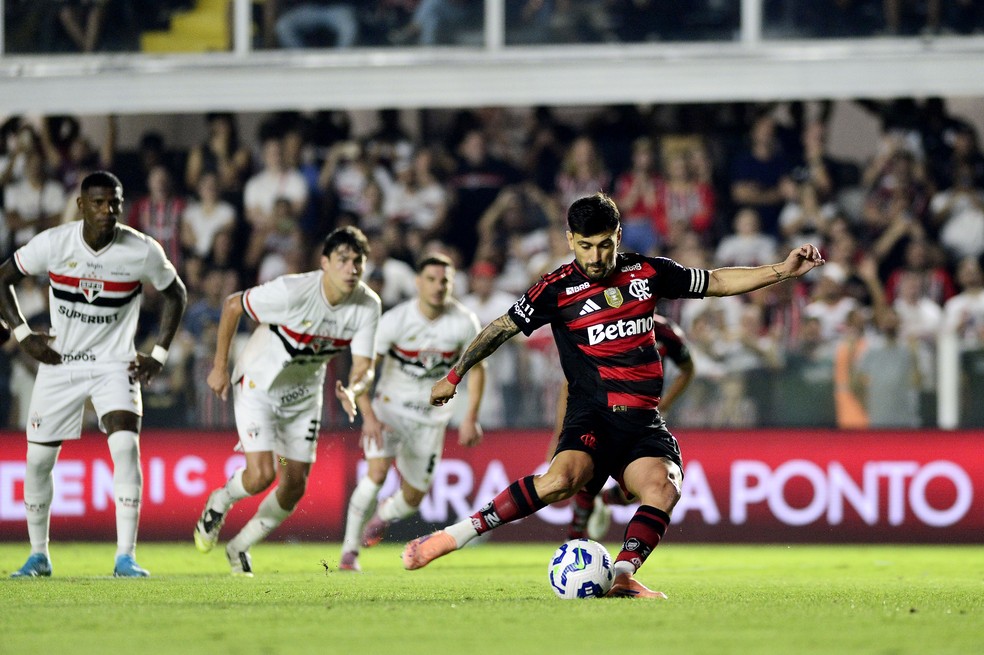 São Paulo x Flamengo, pênalti de Arrascaeta — Foto: Marcos Ribolli