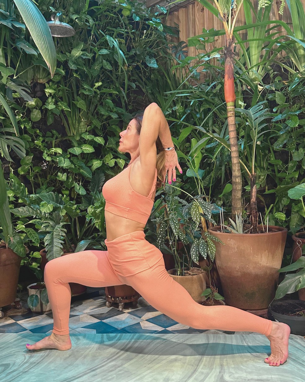 8 posturas de Yoga para trabalhar a força da mulher, treinos