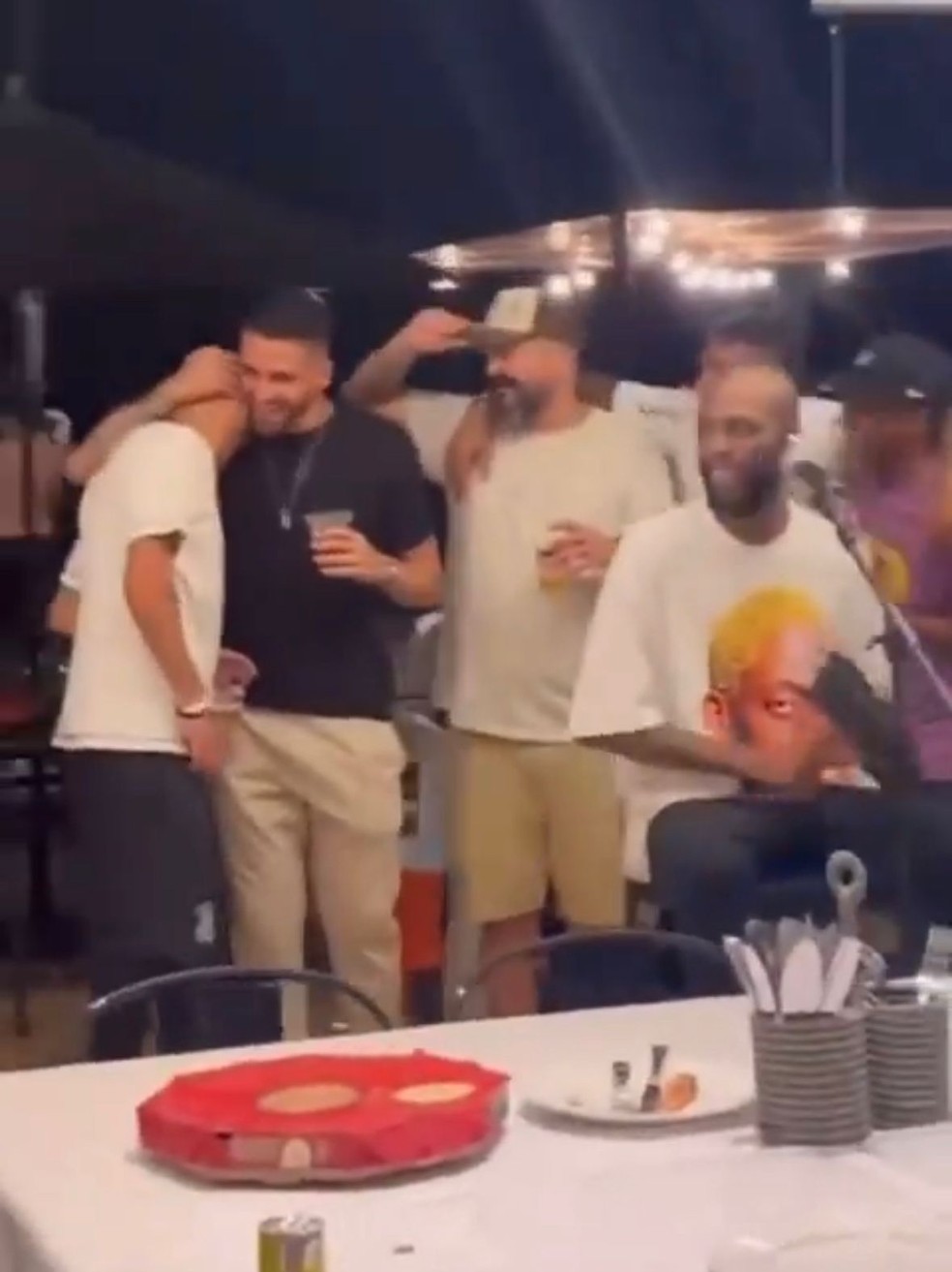 Fábio Santos chora no ombro de Renato Augusto — Foto: Reprodução