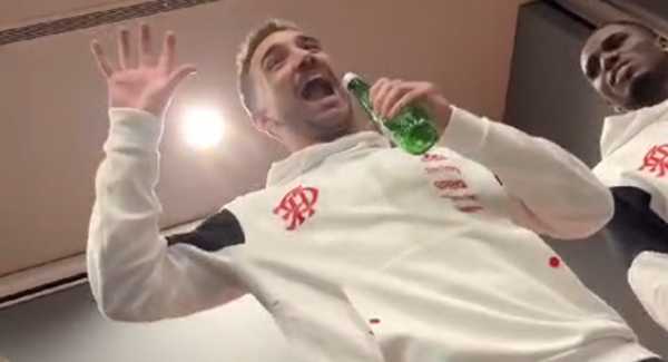 Tigre, Léo Ortiz passa por trote em batismo no Flamengo durante vídeo.