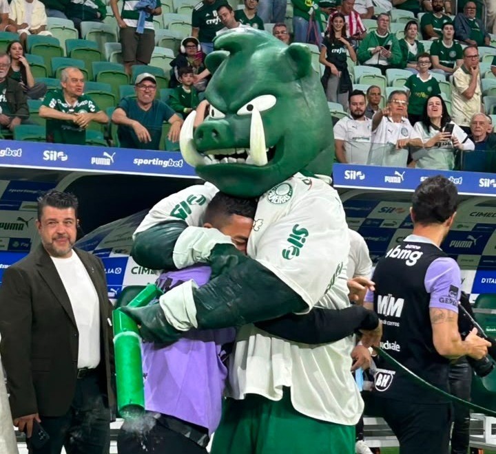 Dudu, do Atlético-MG, abraça mascotes do Palmeiras em reencontro com ex-clube