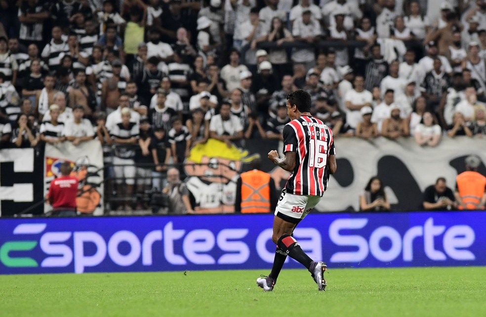 Luiz Gustavo comemora o segundo gol do São Paulo contra o Corinthians — Foto: Marcos Ribolli