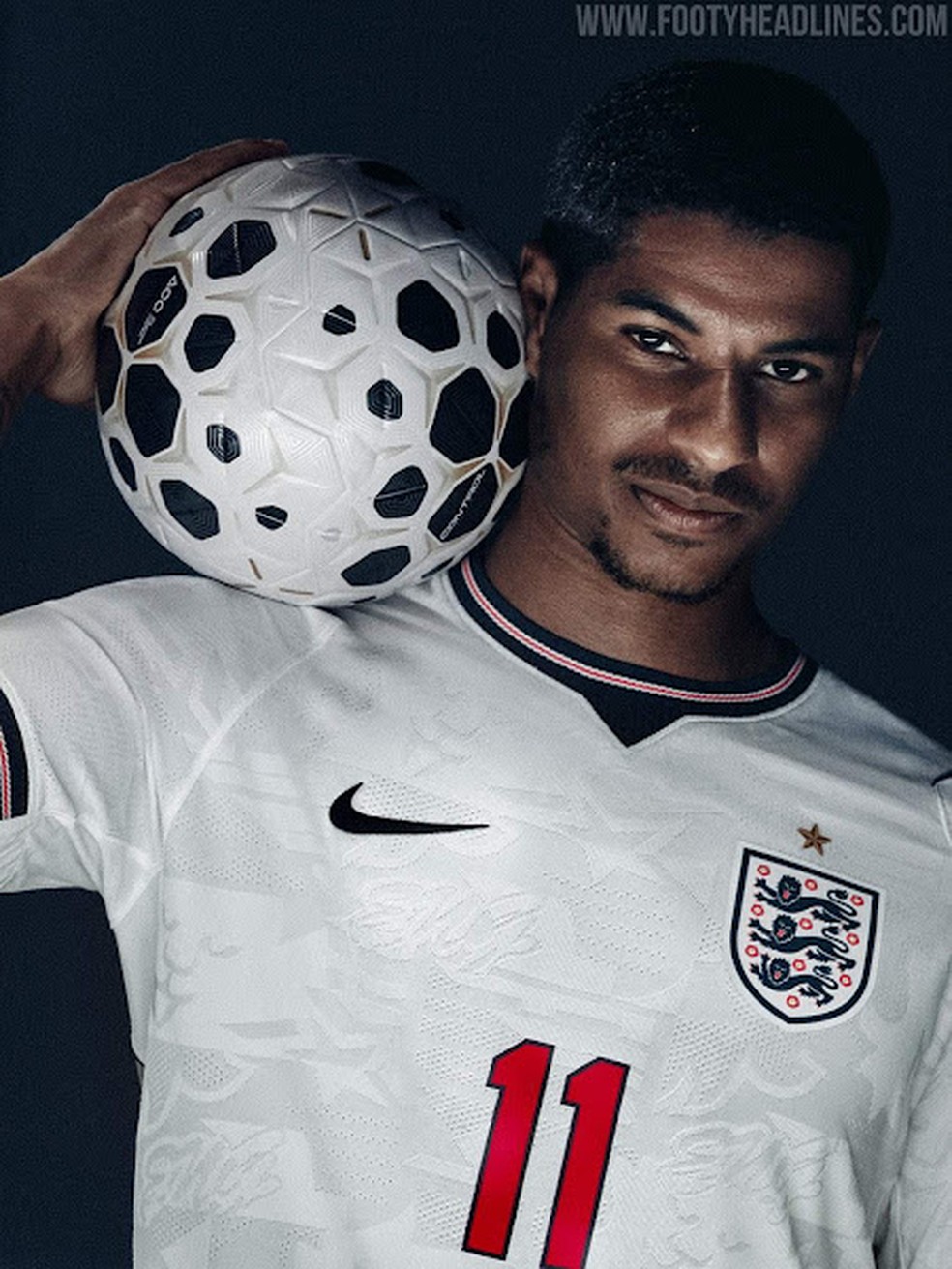 Site vaza foto de ensaio com nova camisa da Inglaterra — Foto: Reprodução/Footyheadlines