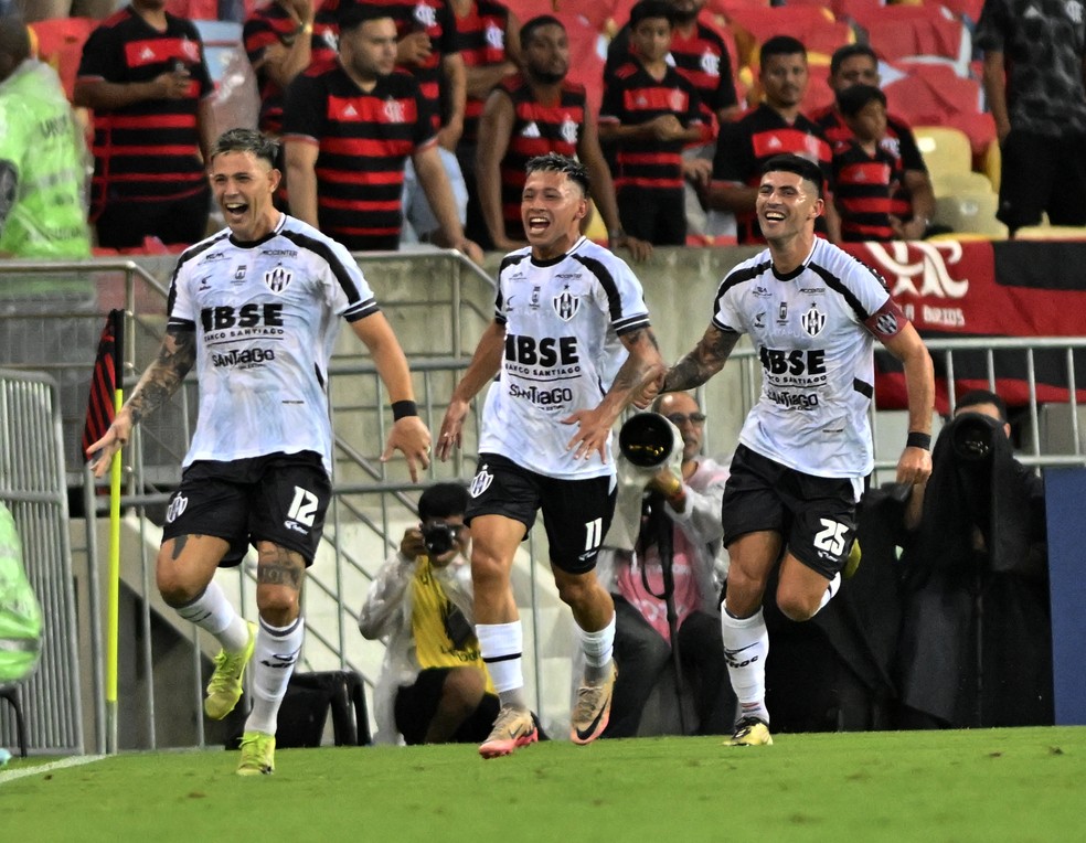 Central Córdoba festeja gol contra Flamengo — Foto: André Durão