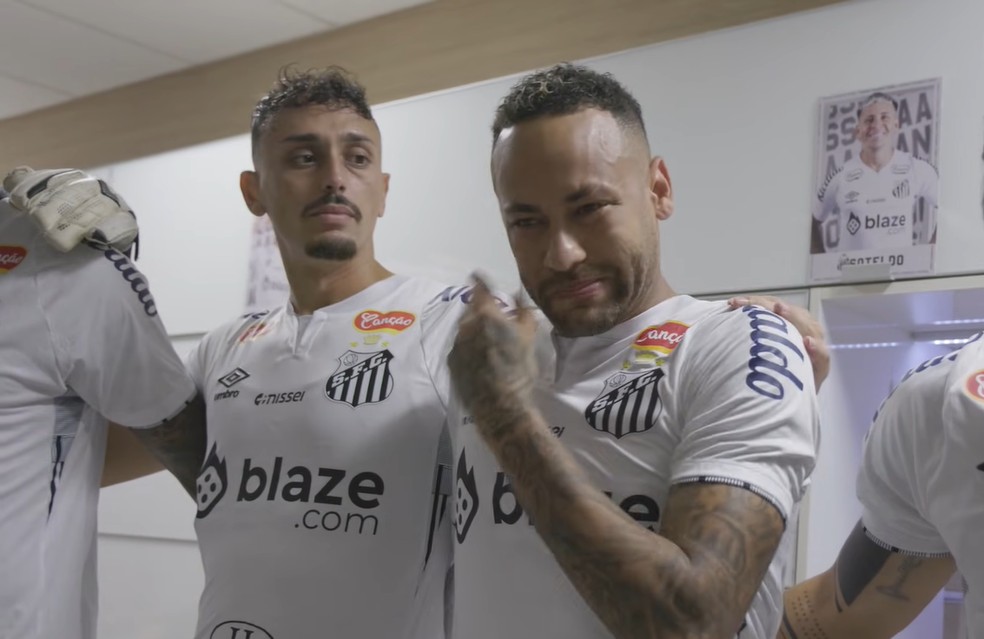 Neymar chora em conversa com companheiros de elenco no vestirio antes de Santos x Corinthians  Foto: Reproduo/YouTube