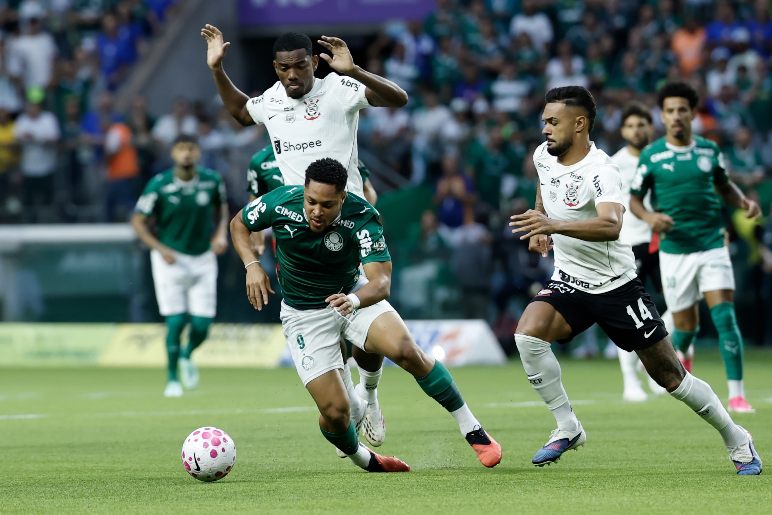Vitor Roque vira preocupação no Palmeiras em temporada marcada por problemas físicos