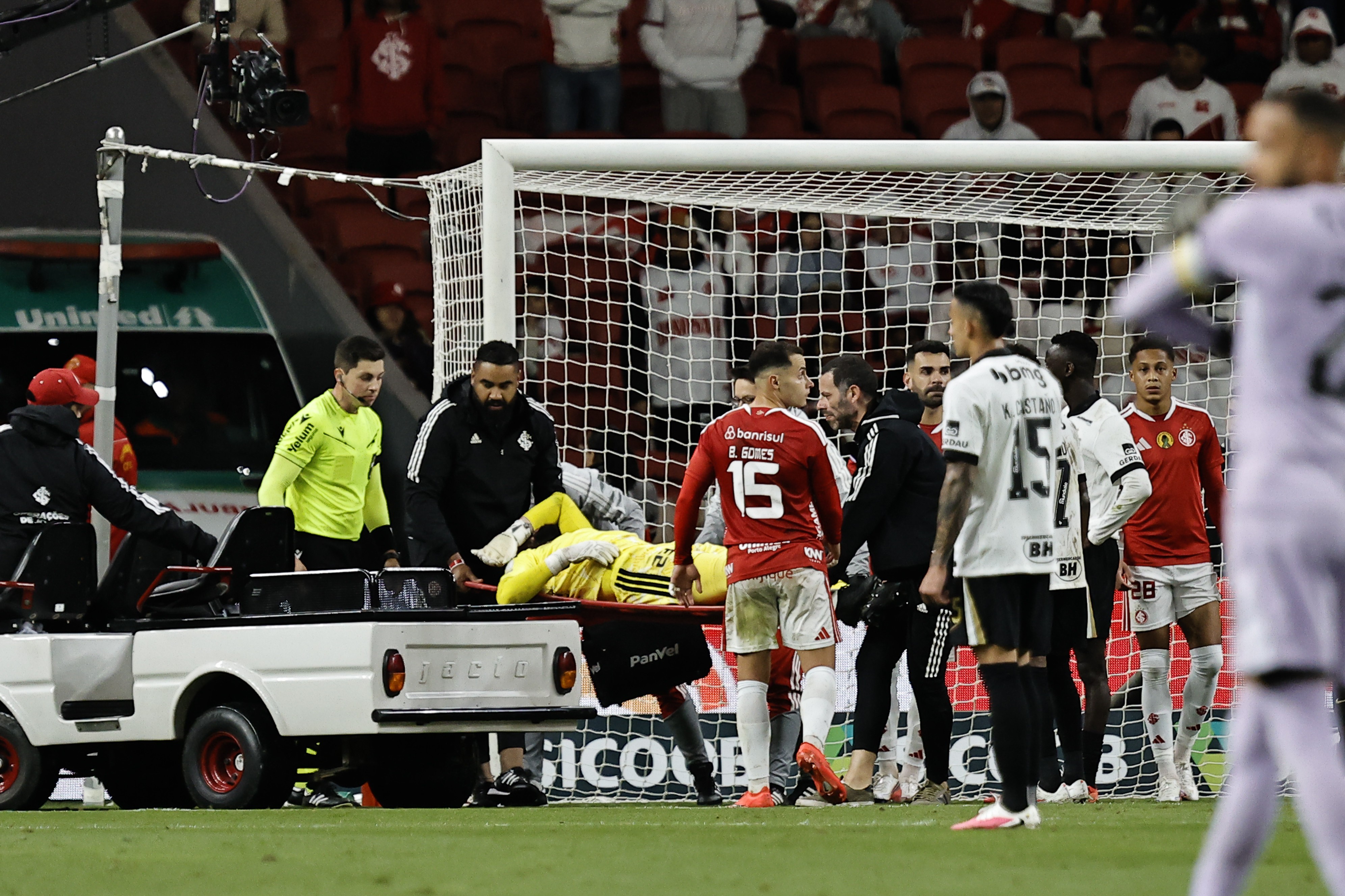 Matheus Cunha se choca com a trave e é substituído; Inter diz que não usou protocolo de concussão