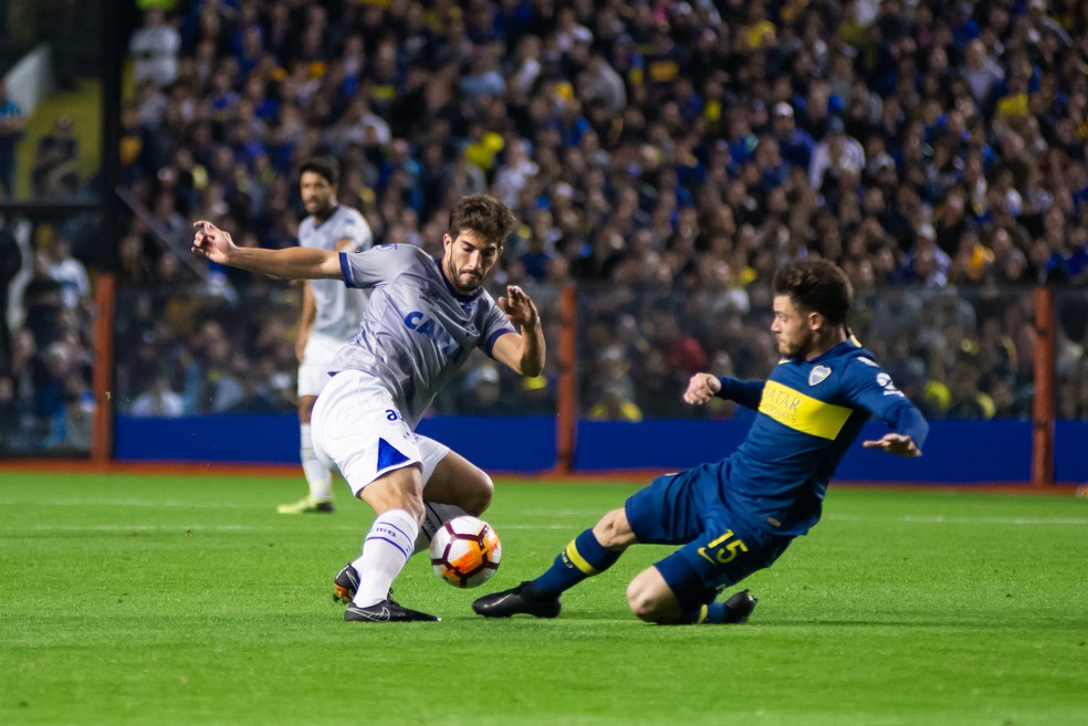 Lucas Silva divide bola na partida contra o Boca — Foto: Bruno Haddad/Cruzeiro E.C