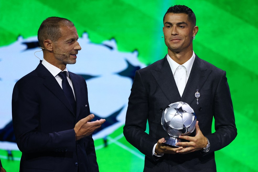 Ceferin, presidente da Uefa, entrega prêmio para Cristiano Ronaldo antes do sorteio da Champions — Foto: Reuters