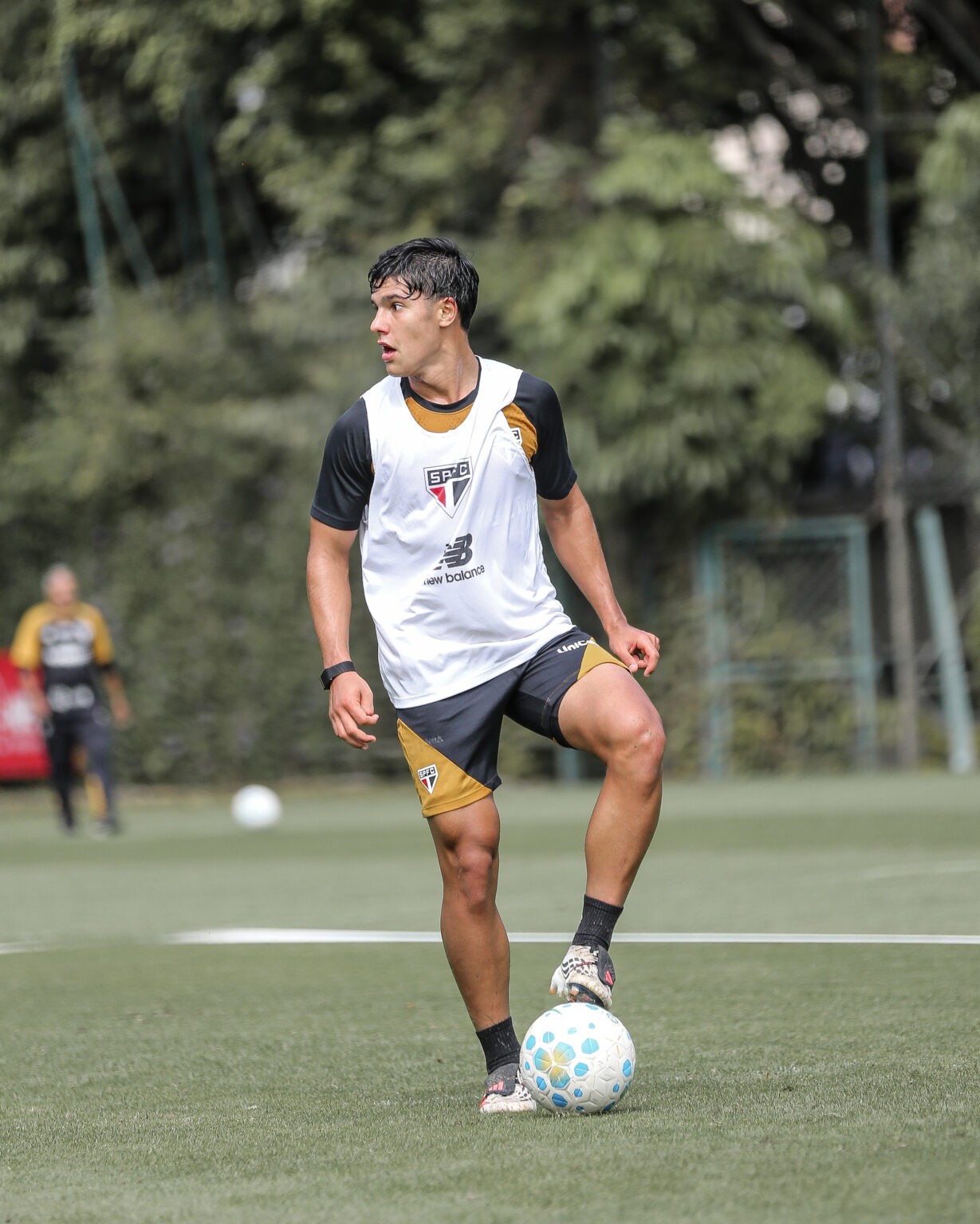 Nicolas volta a treinar no São Paulo depois de acidente; Artur participa