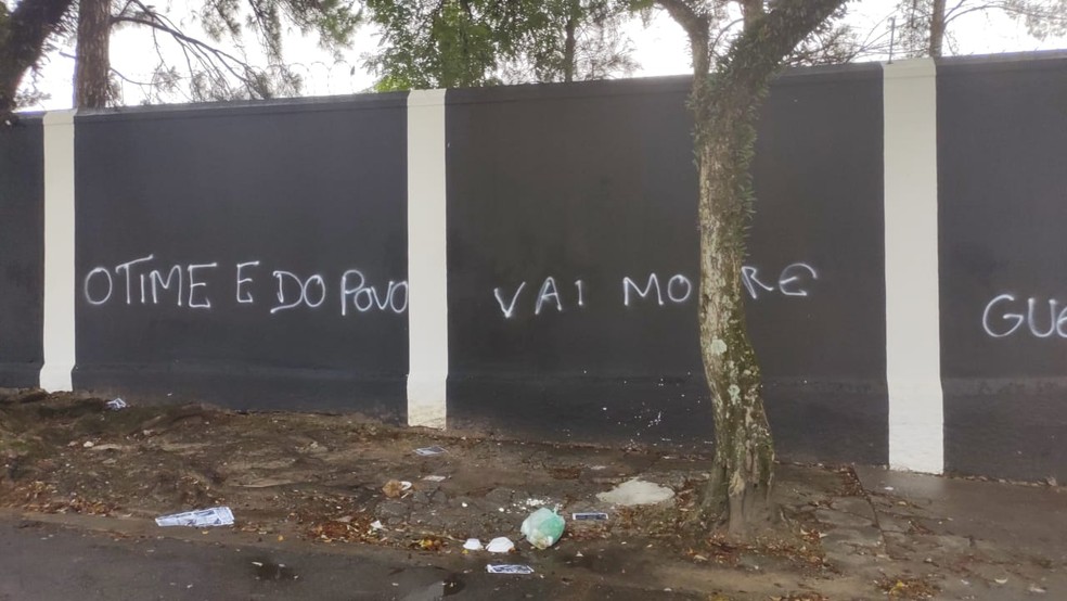 Muros pichados no Parque São Jorge, sede do Corinthians — Foto: Reprodução