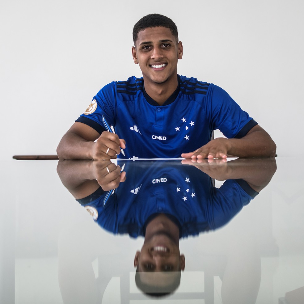 Fernando assina contrato com o Cruzeiro até 2026 — Foto: Gustavo Aleixo/Cruzeiro