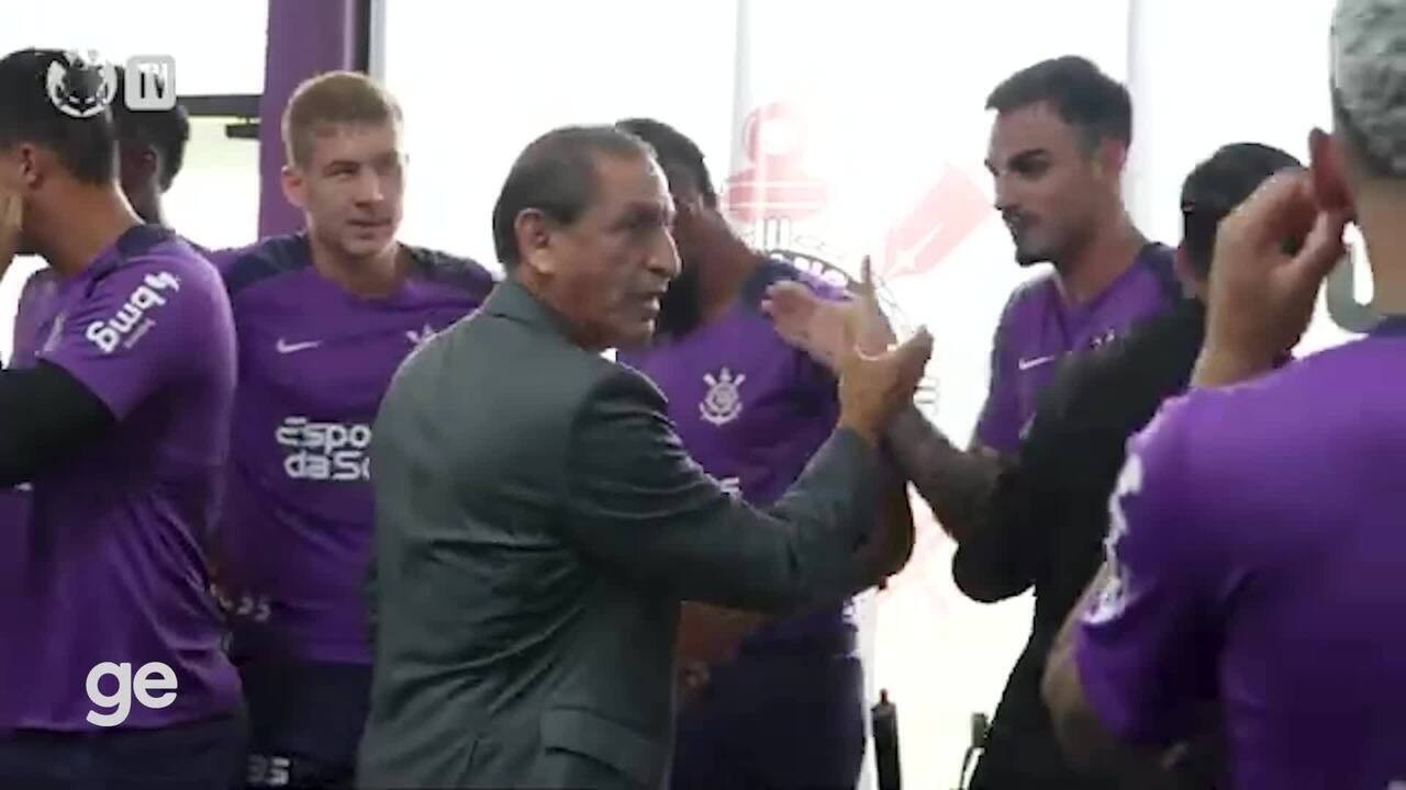 Ramón Díaz se despede do elenco corintiano após encerrar seu trabalho no clube.