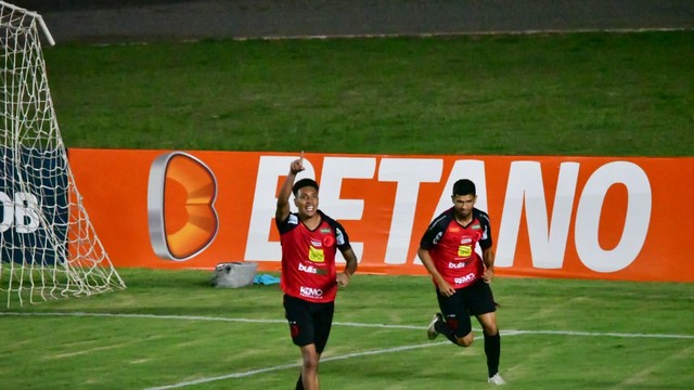 Lucas Nathan comemora o segundo gol do Pouso Alegre em cima do Itabirito