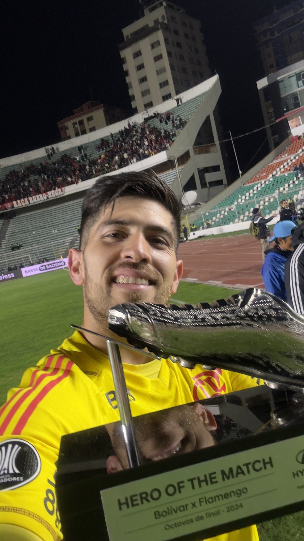 Rossi com o troféu de herói do jogo em Bolívar x Flamengo