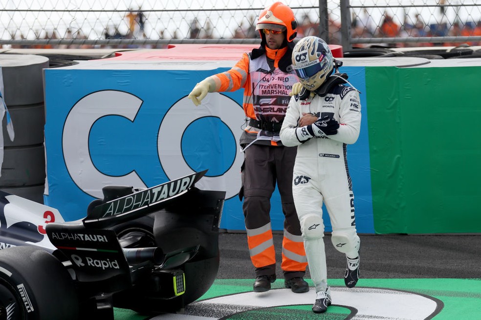 Daniel Ricciardo é levado a hospital para exames na mão após colidir no TL2 do GP da Holanda — Foto: Lars Baron/Getty Images