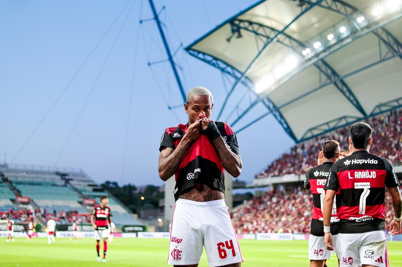 Análise: Flamengo supera clima tenso como "local" em Portugal e mostra intensidade em jogo mais difícil