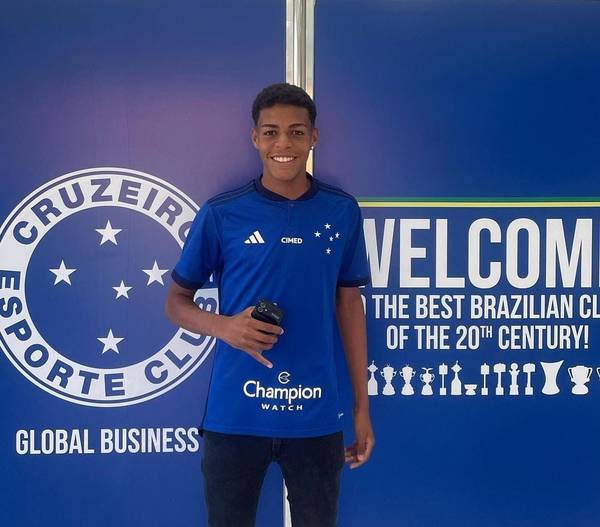 Cruzeiro assina contrato com Caio, sobrinho-neto de Ariano Suassuna e artilheiro do sub-17 do Náutico
