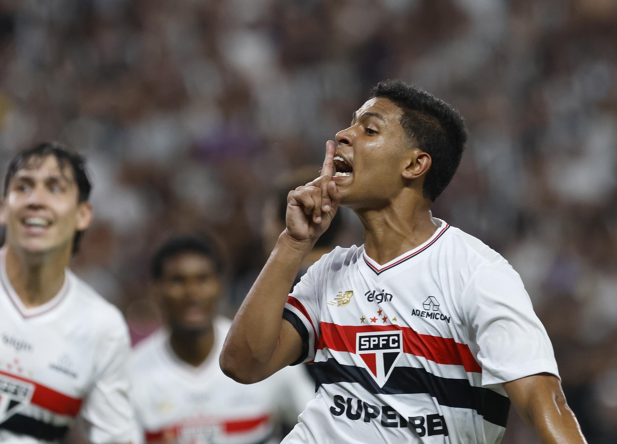 Joia do São Paulo ganha chance como titular contra o Bahia devido a lesão e suspensão