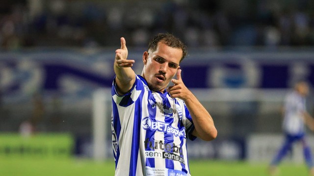 Guilherme Cachoeira comemora gol do CSA contra o Floresta
