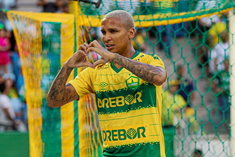 Deyverson comemora gol do Cuiabá contra o Fortaleza — Foto: AssCom Dourado