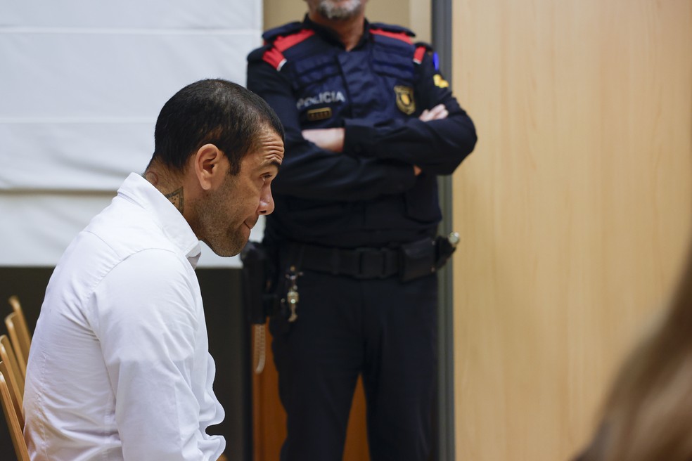 Daniel Alves no julgamento do caso em que é acusado de estupro em Barcelona — Foto: EFE/ Alberto Estévez