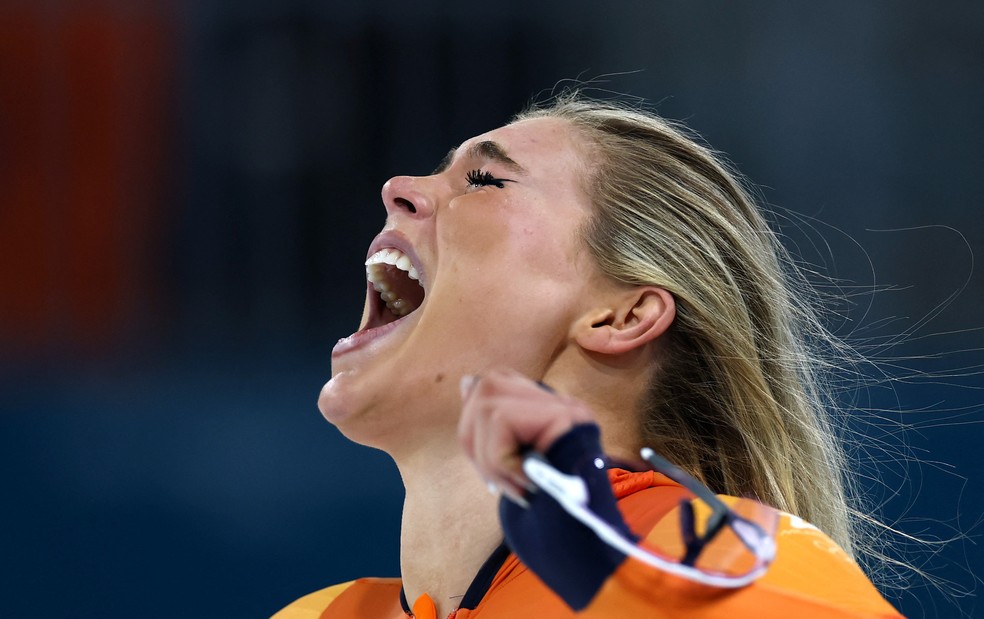 Jutta Leerdam celebra após vencer a medalha de ouro com recorde olímpico em Milão-Cortina — Foto: Reuters