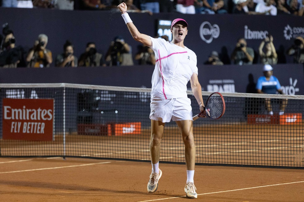 João Fonseca comemora ponto contra Cristian Garín, no Rio Open — Foto: Fotojump/Rio Open