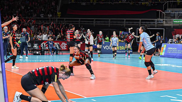 Jogadoras celebram vitória de virada