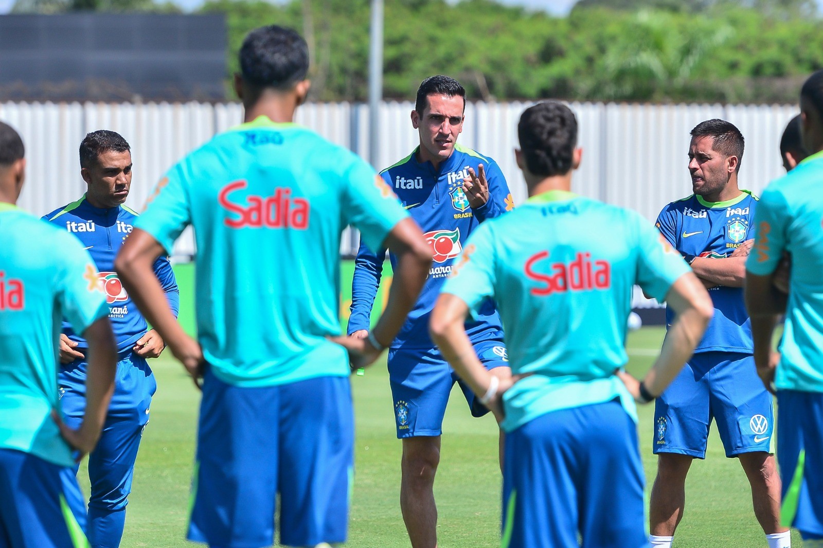 Técnico da Seleção Sub-20 visita estruturas de Atlético-MG e Cruzeiro